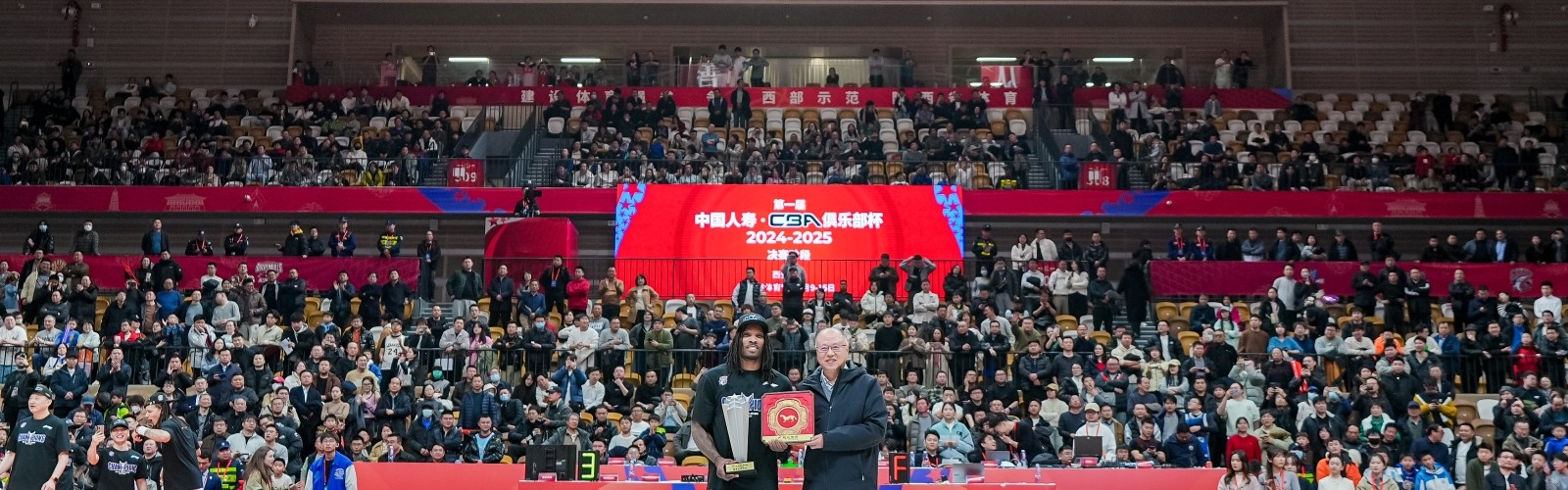 都准备退役了😂！布莱德索回到CBA半场砍31分 还顺手拿了个MVP~