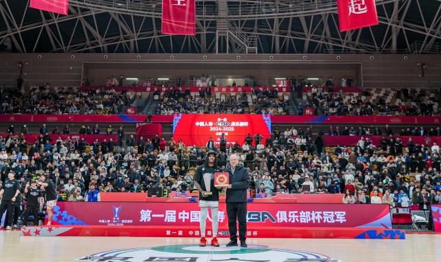 都准备退役了😂！布莱德索回到CBA半场砍31分 还顺手拿了个MVP~