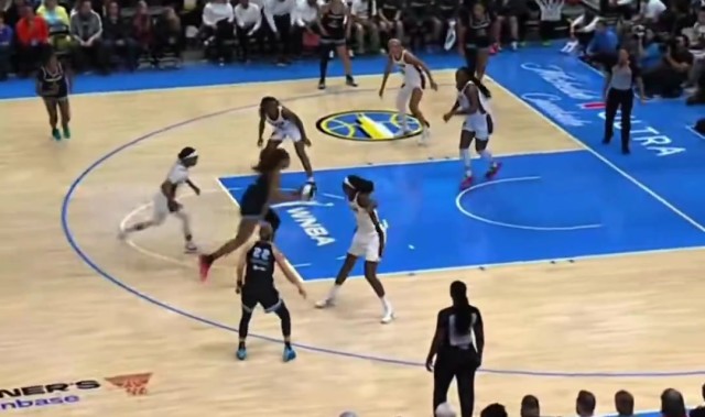 WNBA火辣悍将🤣里斯近在咫尺的上篮荒腔走板 美媒绷不住了~