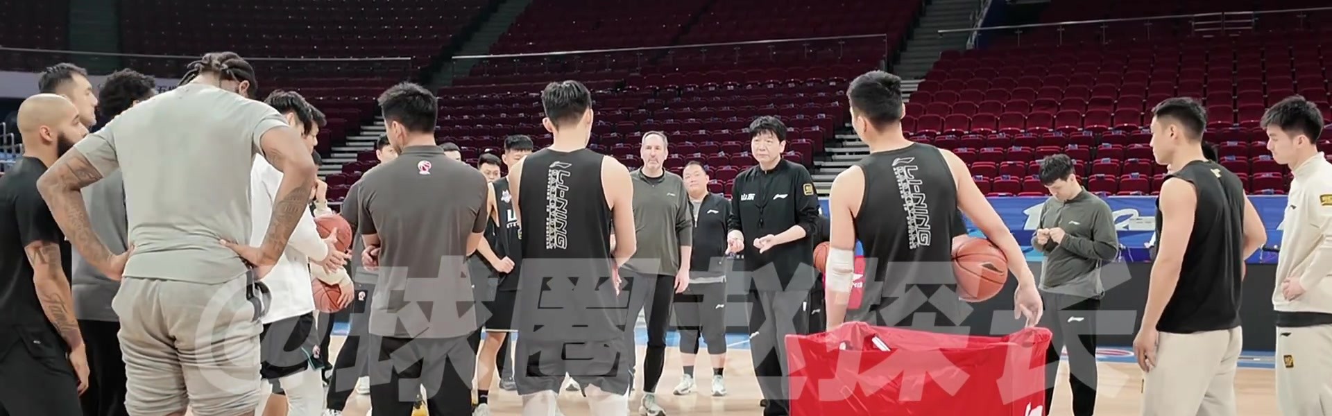 拿球说话！邱彪训练场训话：虽然已进入季后赛 但不能满足于前12