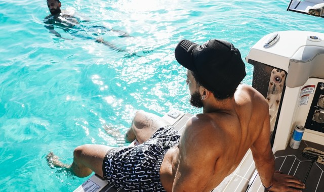 还带了专业拍摄人员📷西蒙斯假期出海晒度假照 ：相当充实惬意