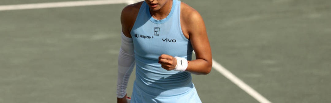 郑钦文不敌亚历山德洛娃 止步查尔斯顿站八强