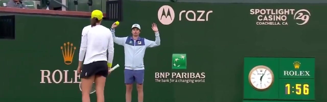 斯瓦泰克罕见发怒，往地上扣球差点砸到球童