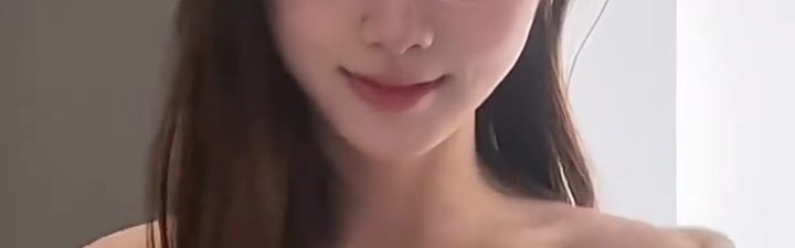 😏开始玩反差这一套？阿芙更新视频：戴眼镜果然怪怪滴~