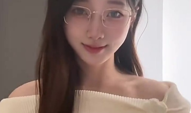 😏开始玩反差这一套？阿芙更新视频：戴眼镜果然怪怪滴~