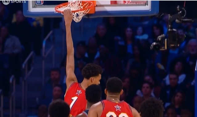 什么天赋怪🙄文班越过希罗防守左手暴扣 几乎落地了手还吊着筐