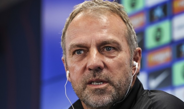 世体：弗里克周六在现场观看了巴萨B队比赛，多名高层陪同