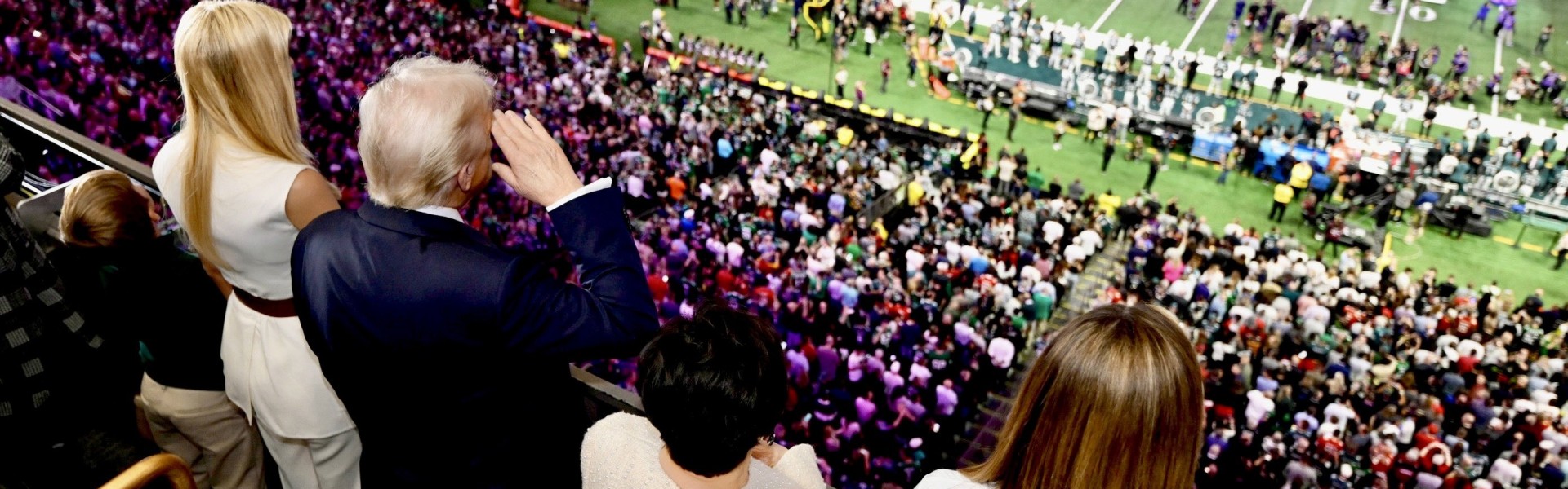 👀特朗普现身超级碗，成首位在任时到场观战超级碗的美国总统