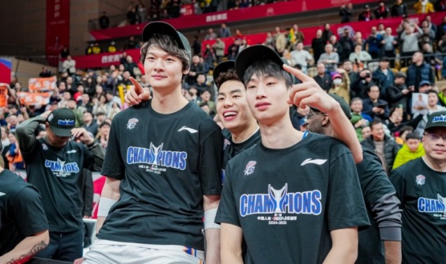 殳海：上海一路从谷底攀爬 到捧起冠军奖杯是CBA的一个美好故事