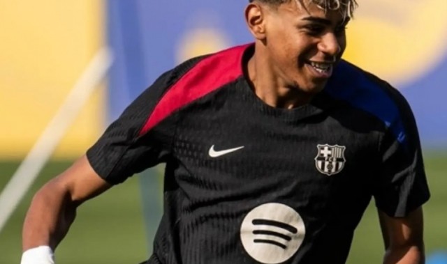 马卡：亚马尔在训练中右手缠着绷带，但上场比赛不会受到影响