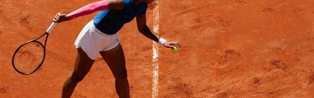 郑钦文抵达福地备战罗马赛！萨巴伦卡成历史第三人，瞄准法网冠军