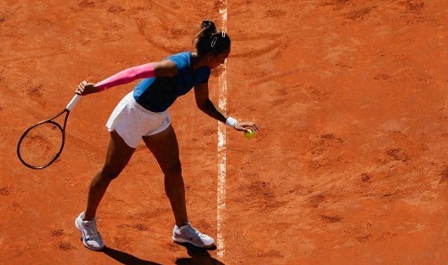 郑钦文抵达福地备战罗马赛！萨巴伦卡成历史第三人，瞄准法网冠军