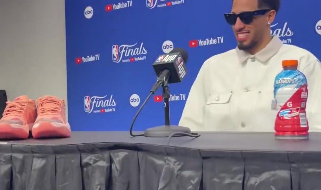 彪马：👍🏾哈利伯顿赛后采访 直接把个人1代签名鞋摆上桌面！