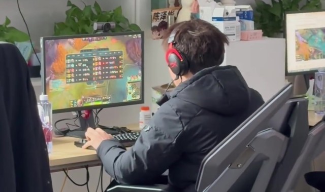 BLG工作人员更新视频：Bin哥一大早就开启了Rank训练模式