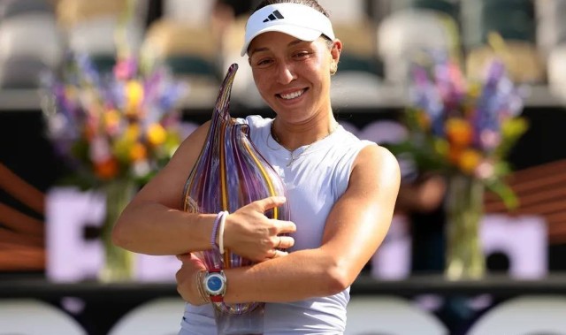 佩古拉2-0夺冠！排名升至第3，郑钦文真的打不过