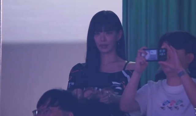 HLEvsGEN决胜局战歌起！赛前LCK官方镜头给到HLE观赛团长彩煐🕶️