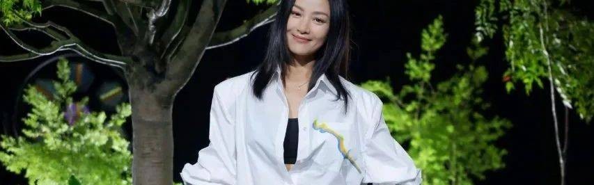 湖南籍超模瞿颖，和男友带两个女儿一起打网球
