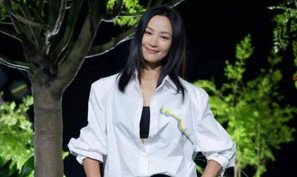 湖南籍超模瞿颖，和男友带两个女儿一起打网球