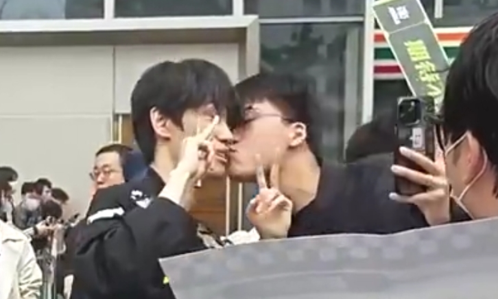 男孩子也要保护自己！昨日NIP主场作战 Doinb遭男粉对嘴强吻